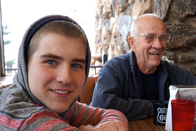 Dědeček sedící u stolu s vnukem