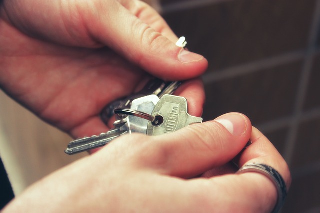 ruka klíče od bytu